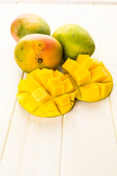 Свежий органический манго — стоковое фото