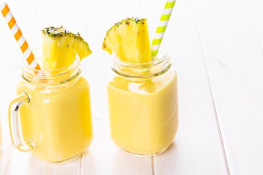 Ev yapımı mango ve ananas güler yüzlü