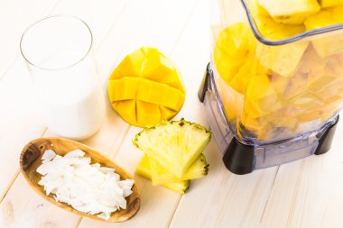 Ev yapımı mango ve ananas güler yüzlü