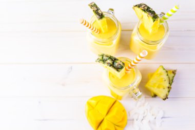 Ev yapımı mango ve ananas güler yüzlü