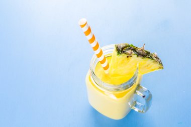 Ev yapımı mango ve ananas güler yüzlü