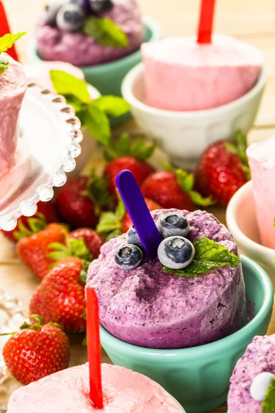 Hausgemachte Eis am Stiel aus Blaubeeren und Erdbeeren — Stockfoto