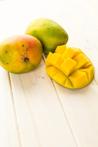 Свежий органический манго — стоковое фото