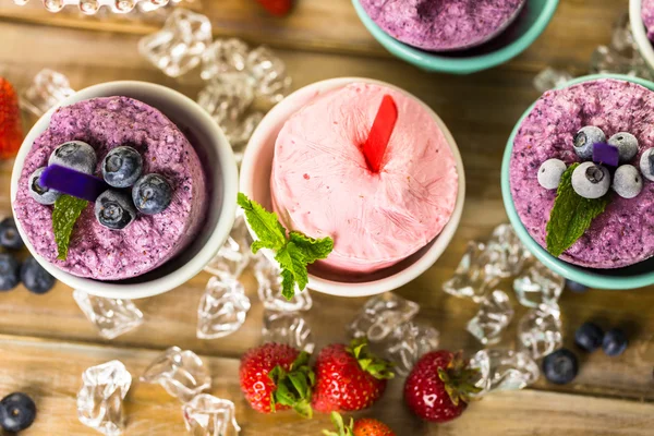 Hemgjord blåbär och jordgubb popsicles — Stockfoto