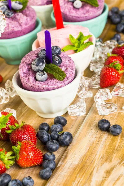 Hausgemachte Eis am Stiel aus Blaubeeren und Erdbeeren — Stockfoto