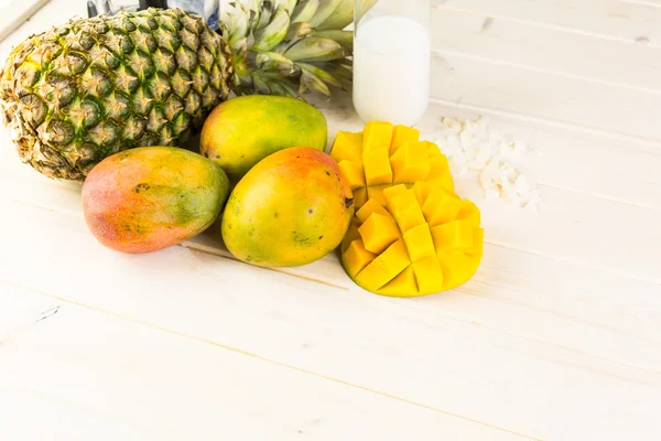 Zutaten für Smoothie mit tropischen Früchten. — Stockfoto