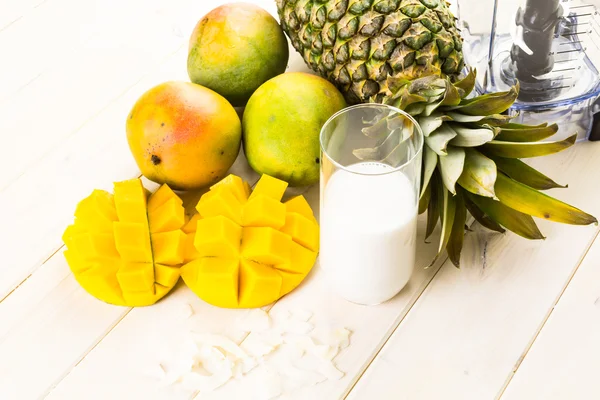 Ingredientes para smoothie com frutas tropicais . — Fotografia de Stock