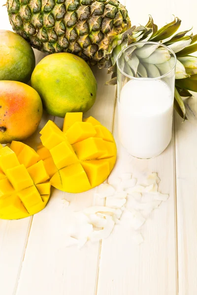 Інгредієнти для смузі з тропічними фруктами . — стокове фото