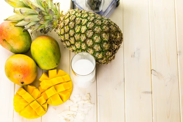 Ingredientes para smoothie com frutas tropicais . — Fotografia de Stock