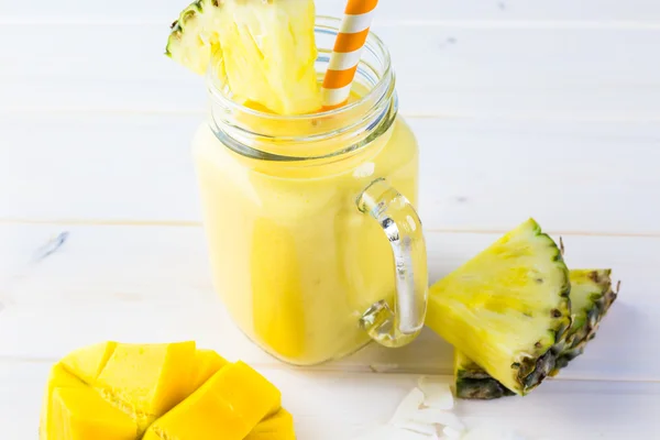 Zelfgemaakte mango en ananas smoothie — Stockfoto