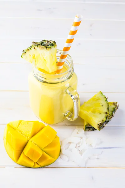 Homemade mango and pineapple smoothie — Stock Photo, Image