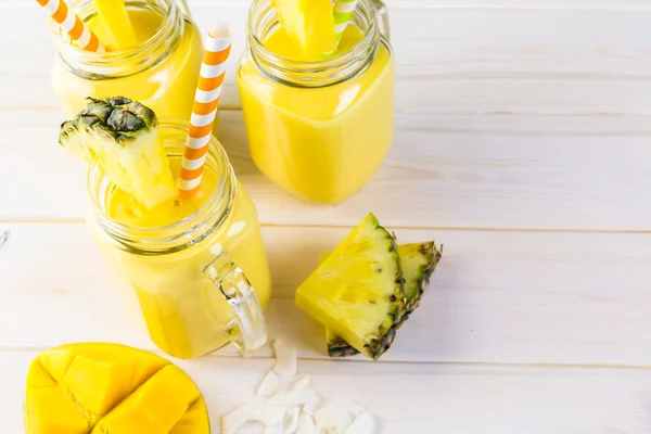 Házi mangó és az ananász smoothie — Stock Fotó