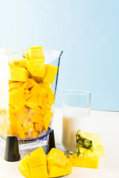Batido casero de mango y piña —  Fotos de Stock