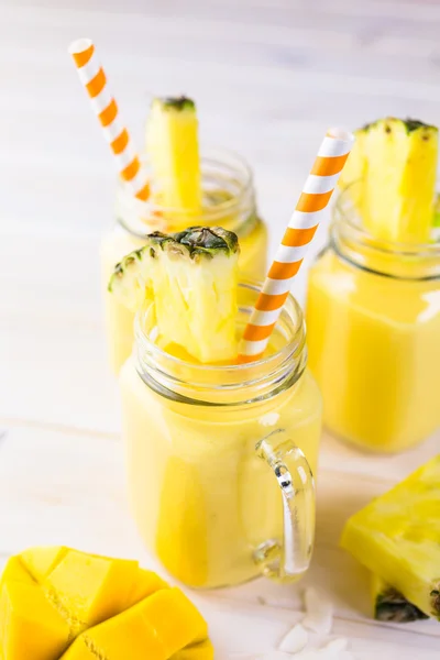 Hausgemachte Smoothies mit Mango und Ananas — Stockfoto