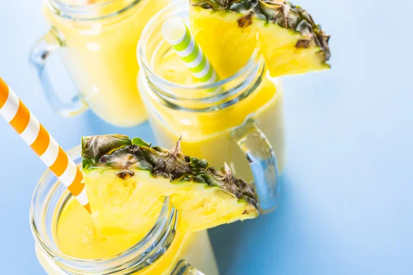 Hausgemachte Smoothies mit Mango und Ananas — Stockfoto
