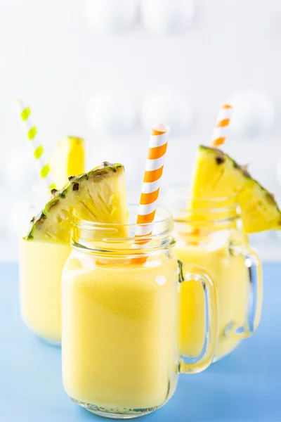 Homemade mango and pineapple smoothies — Stock Photo, Image