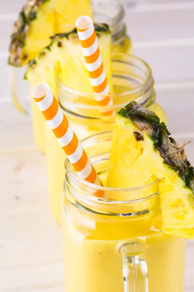 Hausgemachte Smoothies mit Mango und Ananas — Stockfoto