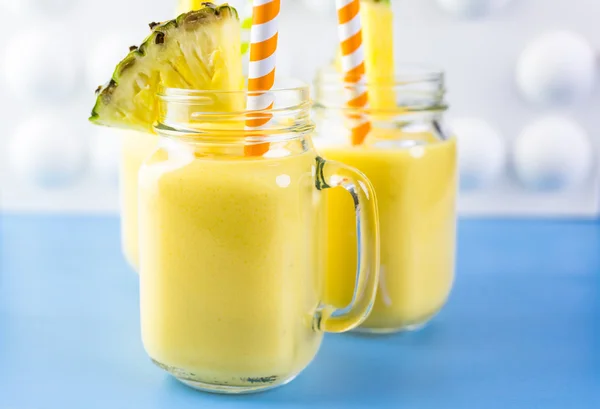 Homemade mango and pineapple smoothies — Stockfoto