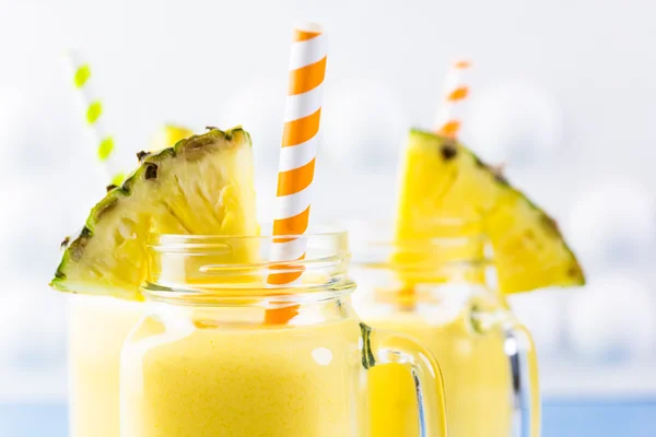 Homemade mango and pineapple smoothies — Stockfoto