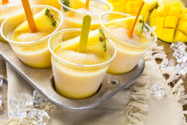 Mango, ananas ve Hindistan cevizi sütü ile yapılan popsicles