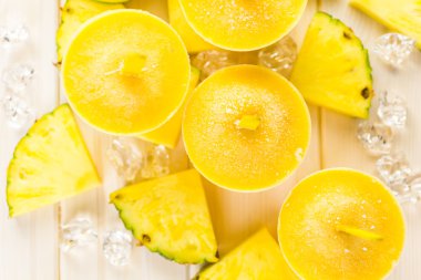 Mango, ananas ve Hindistan cevizi sütü ile yapılan popsicles
