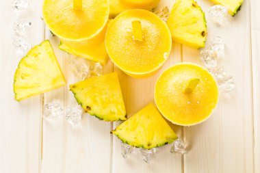 Mango, ananas ve Hindistan cevizi sütü ile yapılan popsicles