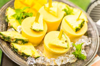 Mango, ananas ve Hindistan cevizi sütü ile yapılan popsicles