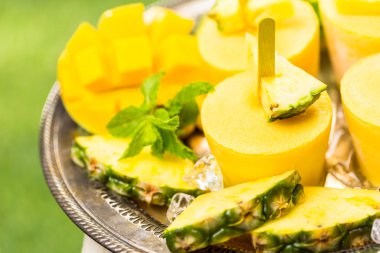 Mango, ananas ve Hindistan cevizi sütü ile yapılan popsicles