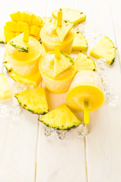 Mango, ananas ve Hindistan cevizi sütü ile yapılan popsicles — Stok fotoğraf