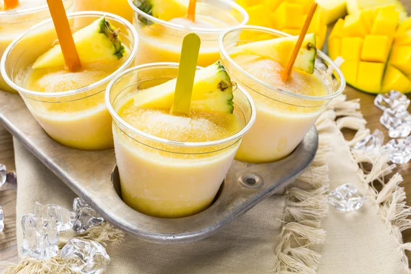 用芒果、 菠萝和椰子牛奶冰棒 — 图库照片