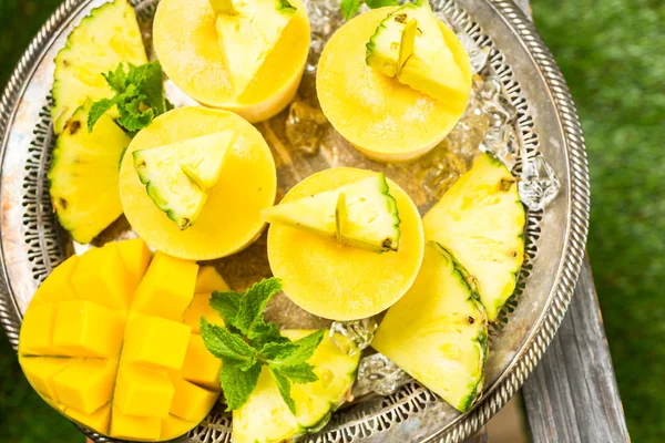 Mango, ananas ve Hindistan cevizi sütü ile yapılan popsicles — Stok fotoğraf