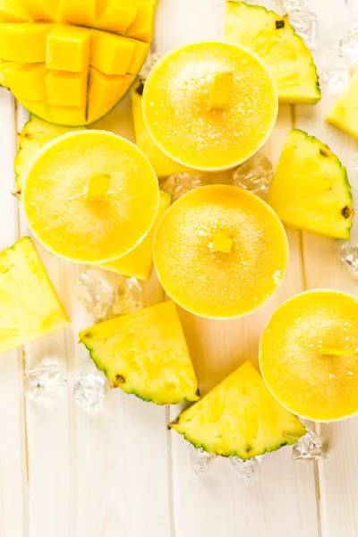Фруктовое мороженое из манго, ананаса и кокосового молока — стоковое фото