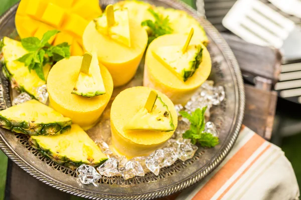 Mango, ananas ve Hindistan cevizi sütü ile yapılan popsicles — Stok fotoğraf