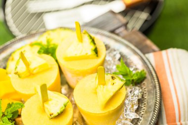 Mango, ananas ve Hindistan cevizi sütü ile yapılan popsicles