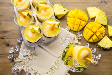 Mango, ananas ve Hindistan cevizi sütü ile yapılan popsicles