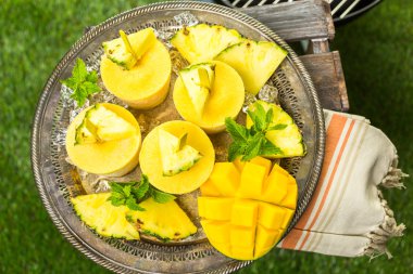 Mango, ananas ve Hindistan cevizi sütü ile yapılan popsicles