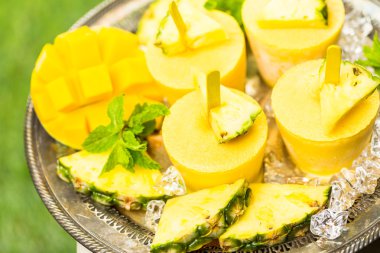 Mango, ananas ve Hindistan cevizi sütü ile yapılan popsicles