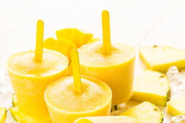 Mango, ananas ve Hindistan cevizi sütü ile yapılan popsicles