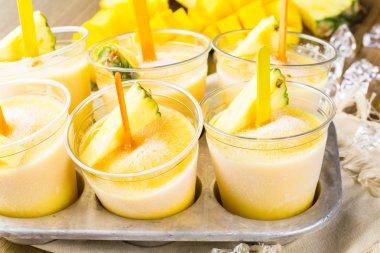 Mango, ananas ve Hindistan cevizi sütü ile yapılan popsicles