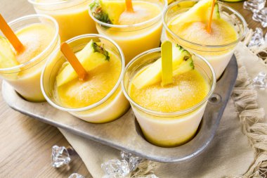 Mango, ananas ve Hindistan cevizi sütü ile yapılan popsicles