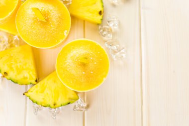 Mango, ananas ve Hindistan cevizi sütü ile yapılan popsicles