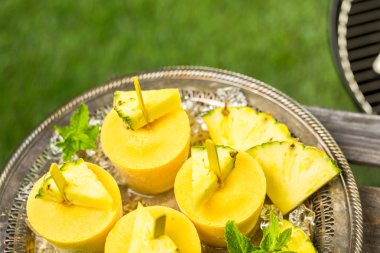 Mango, ananas ve Hindistan cevizi sütü ile yapılan popsicles