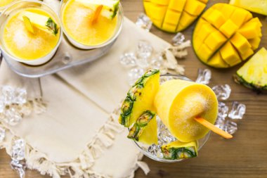 Mango, ananas ve Hindistan cevizi sütü ile yapılan popsicles