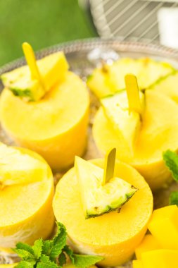 Mango, ananas ve Hindistan cevizi sütü ile yapılan popsicles