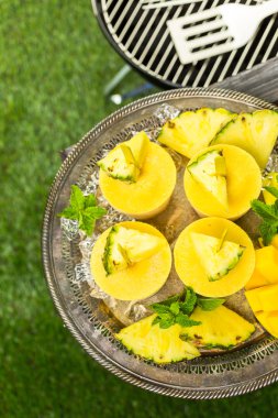 Mango, ananas ve Hindistan cevizi sütü ile yapılan popsicles