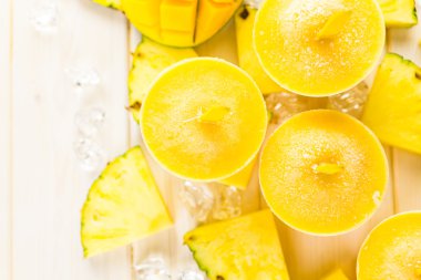 Mango, ananas ve Hindistan cevizi sütü ile yapılan popsicles