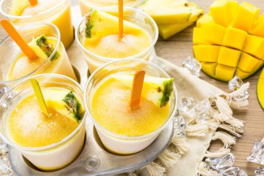 Mango, ananas ve Hindistan cevizi sütü ile yapılan popsicles
