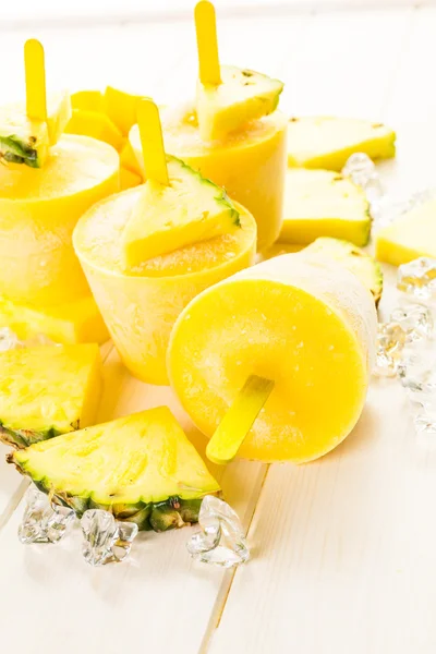 Mango, ananas ve Hindistan cevizi sütü ile yapılan popsicles. — Stok fotoğraf