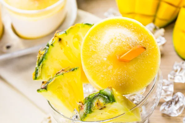 Ghiaccioli di mango, ananas e latte di cocco — Foto Stock