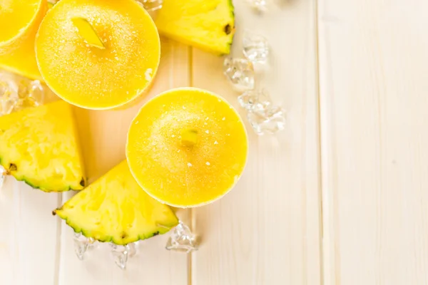 Mango, ananas ve Hindistan cevizi sütü ile yapılan popsicles — Stok fotoğraf